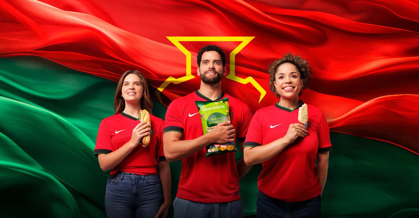 um homem e duas mulheres com a mão ao peito a segurar um alimento imagem da campanha Continente de apoio à selecao portuguesa de futebol durante o euro 2024