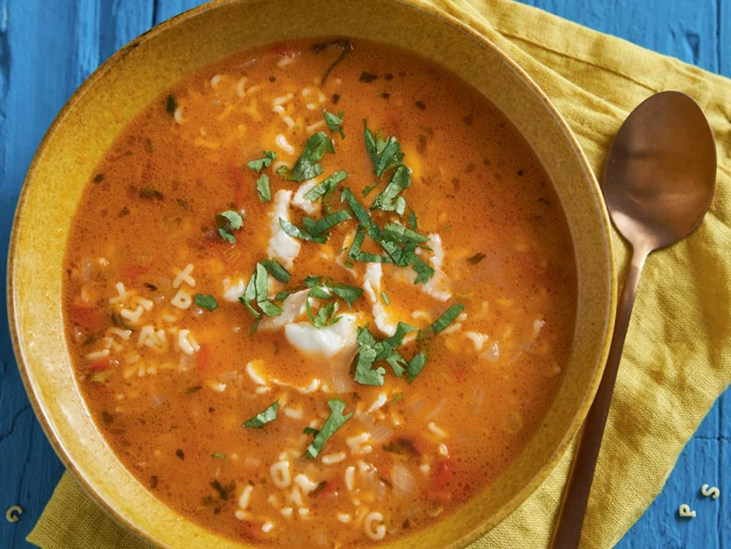 sopa de peixe com massinha de letras