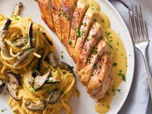 Molho de caril e cajus com esparguete e frango