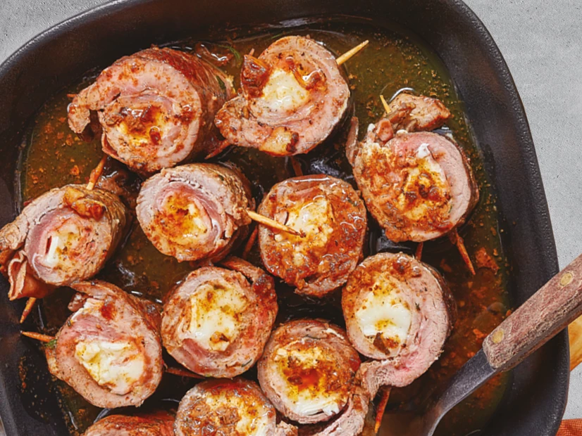 Bifinhos enrolados com queijo e presunto