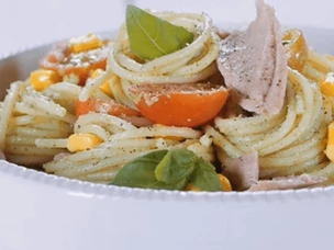 Massa-verde-com-molho-de-abacate-e-tomate-cereja