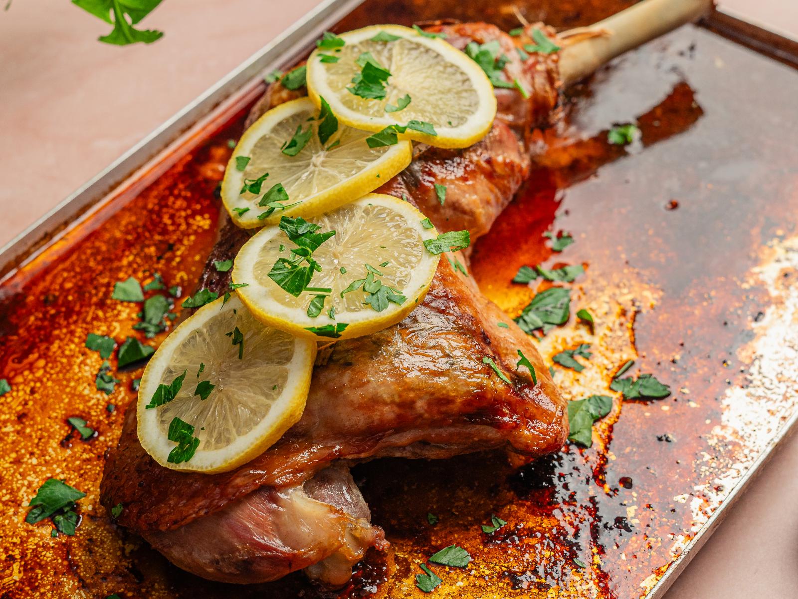 Perna de peru recheada no forno