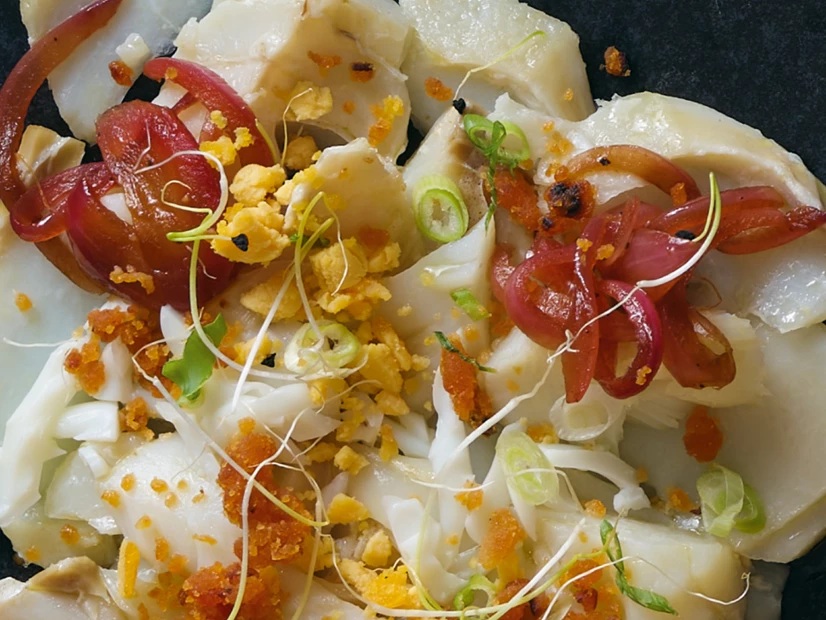 Salada de Pétalas de Bacalhau e Crumble de Broa e Farinheira