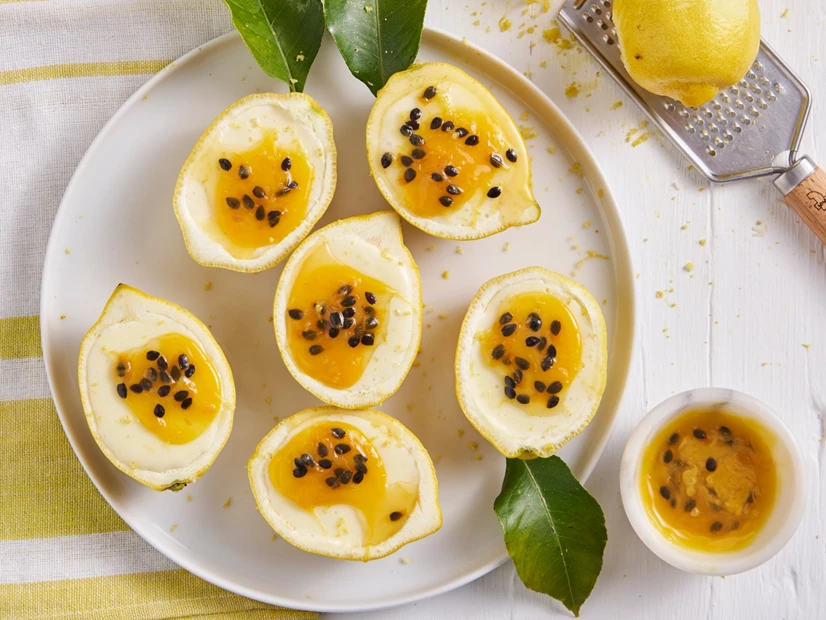 imagem de Semifrio de leite condensado e limão com curd de maracujá