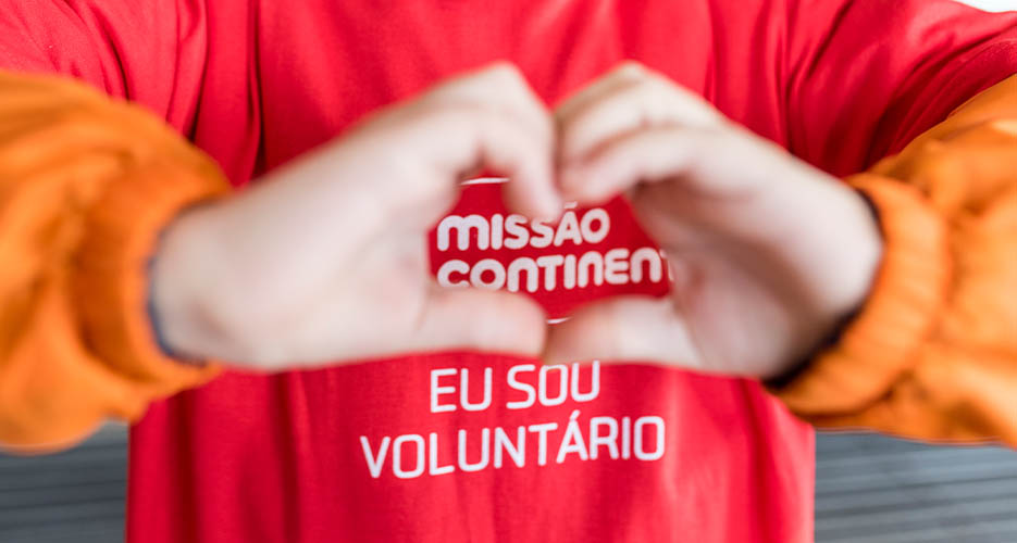 Menino A Fazer Coracao Com As Maos