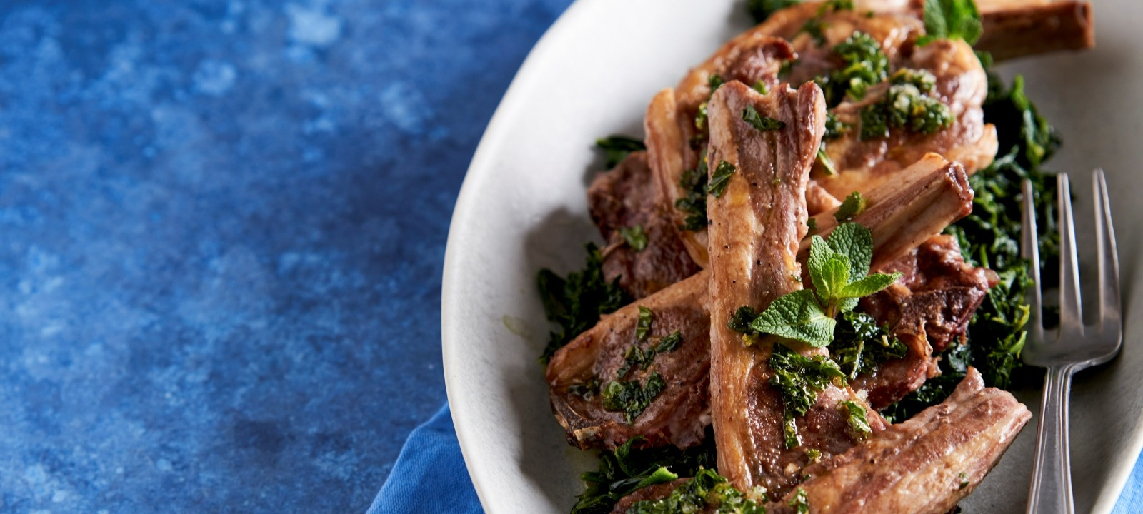 Costeletas de Borrego com Grelos e Molho de Hortelã 