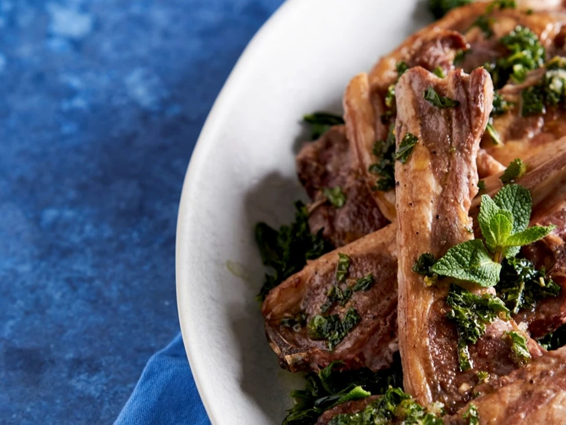 Costeletas de Borrego com Grelos e Molho de Hortelã