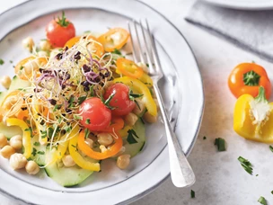 Receita de Salada de grão-de-bico com legumes e tomate  maturado em azeite, alho e ervas
